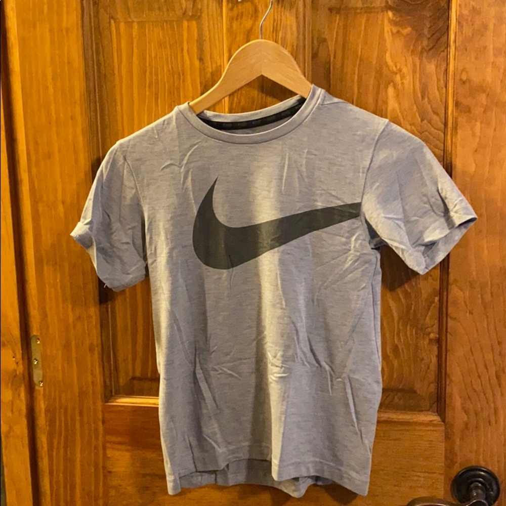 Youth meduim Nike shirt